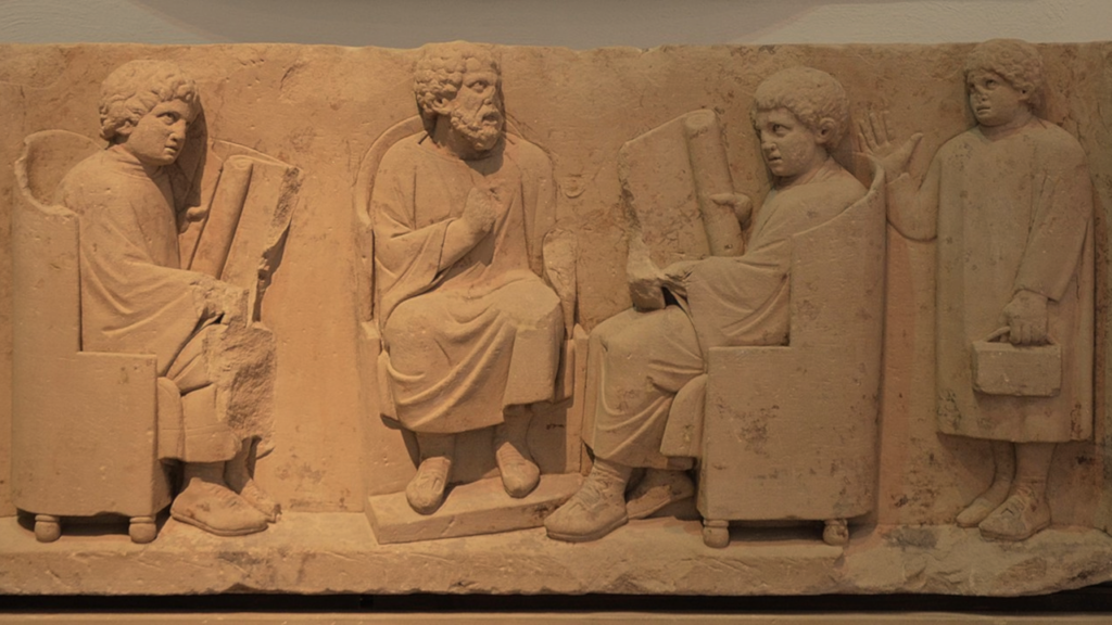 Sog. Neumagener Schulrelief. Sandstein, um 180-185 n.Chr., Rheinisches Landesmuseum Trier. © Carole Raddato / Wikimedia Commons, CC BY-SA 2.0 Sog. Neumagener Schulrelief. Sandstein, um 180-185 n.Chr., Rheinisches Landesmuseum Trier. © Carole Raddato / Wikimedia Commons, CC BY-SA 2.0